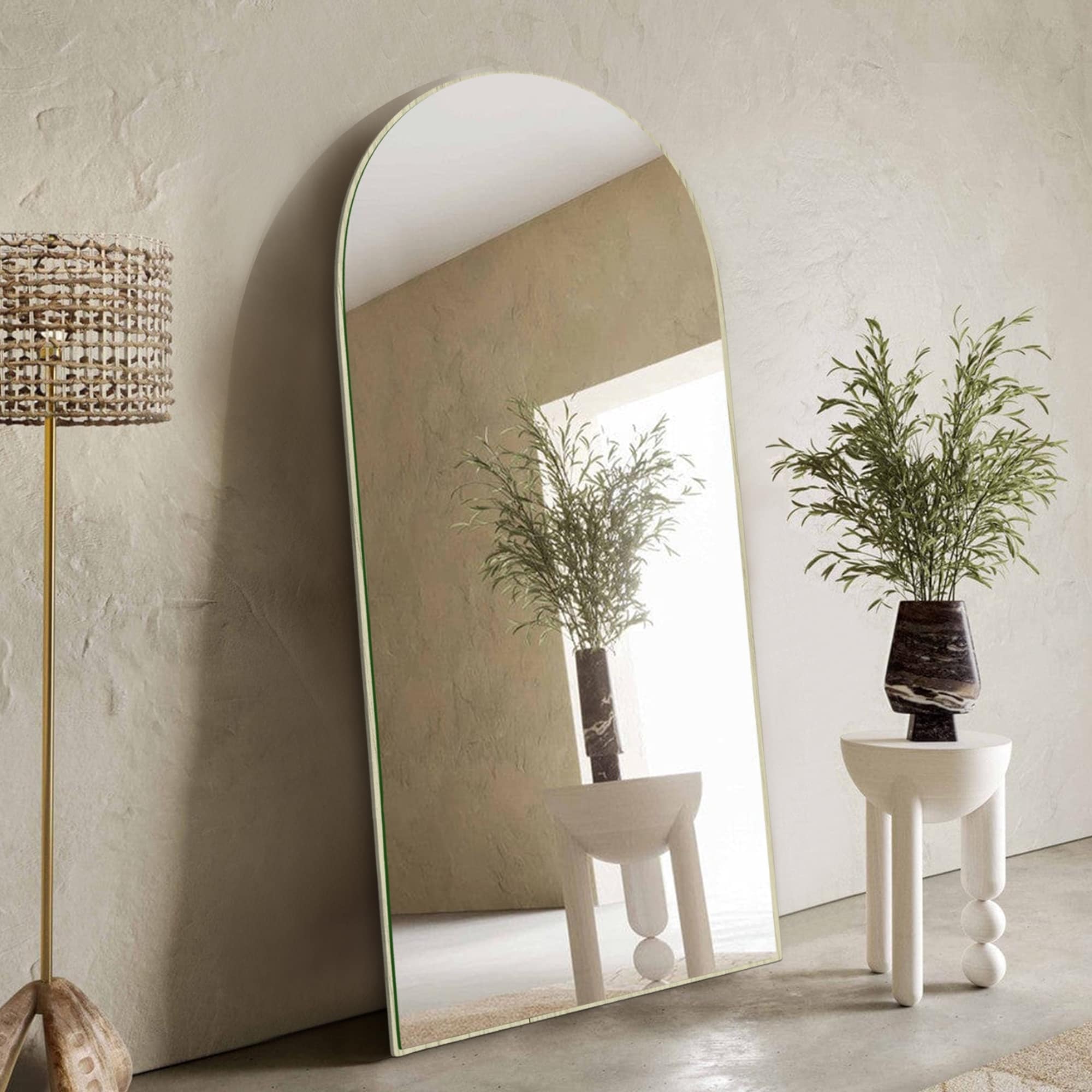 Miroir sur pied en bois moderne et arqué sur toute la longueur