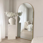 Miroir sur pied en bois moderne et arqué sur toute la longueur