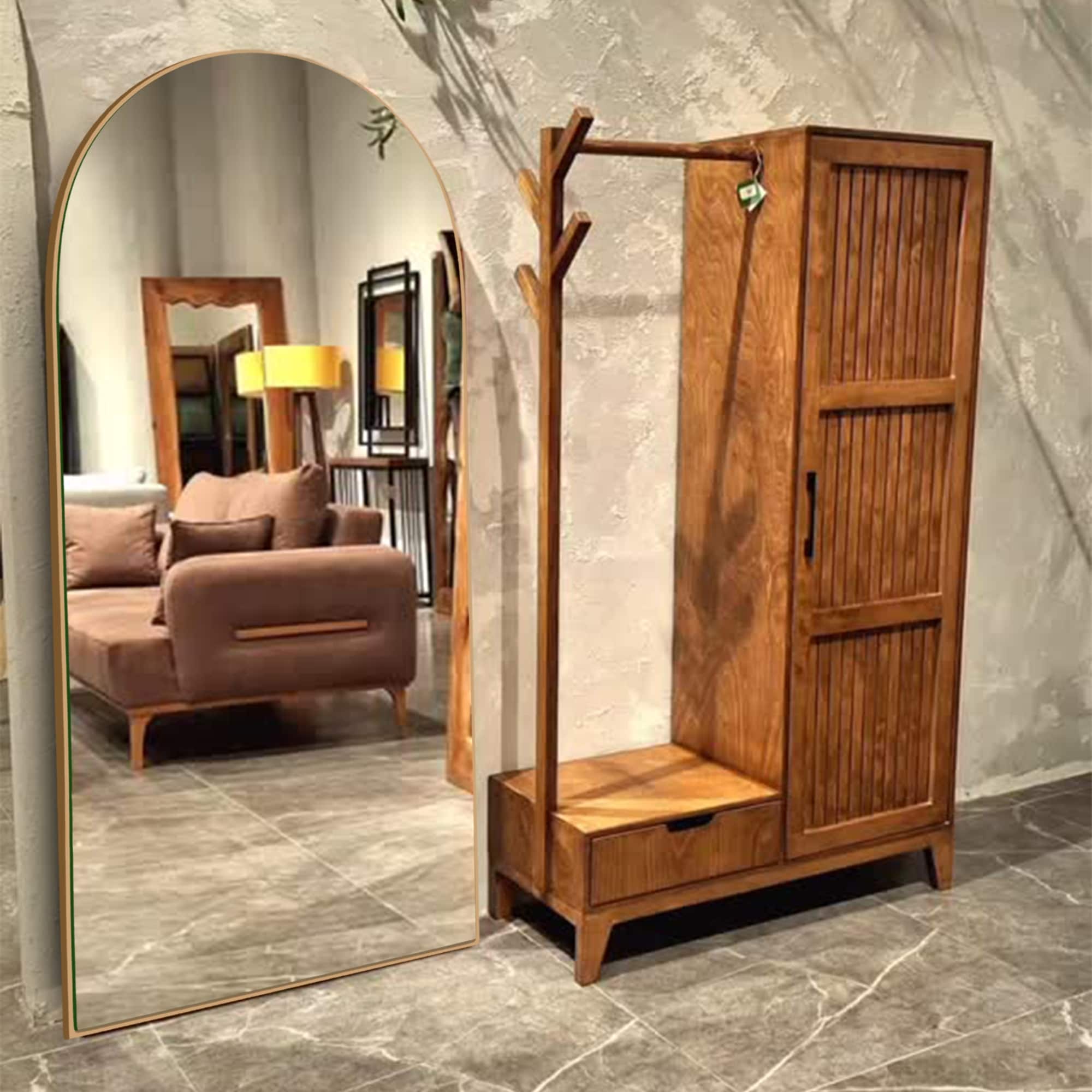 Miroir sur pied en bois moderne et arqué sur toute la longueur
