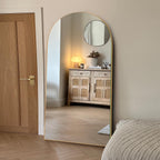 Miroir sur pied en bois moderne et arqué sur toute la longueur