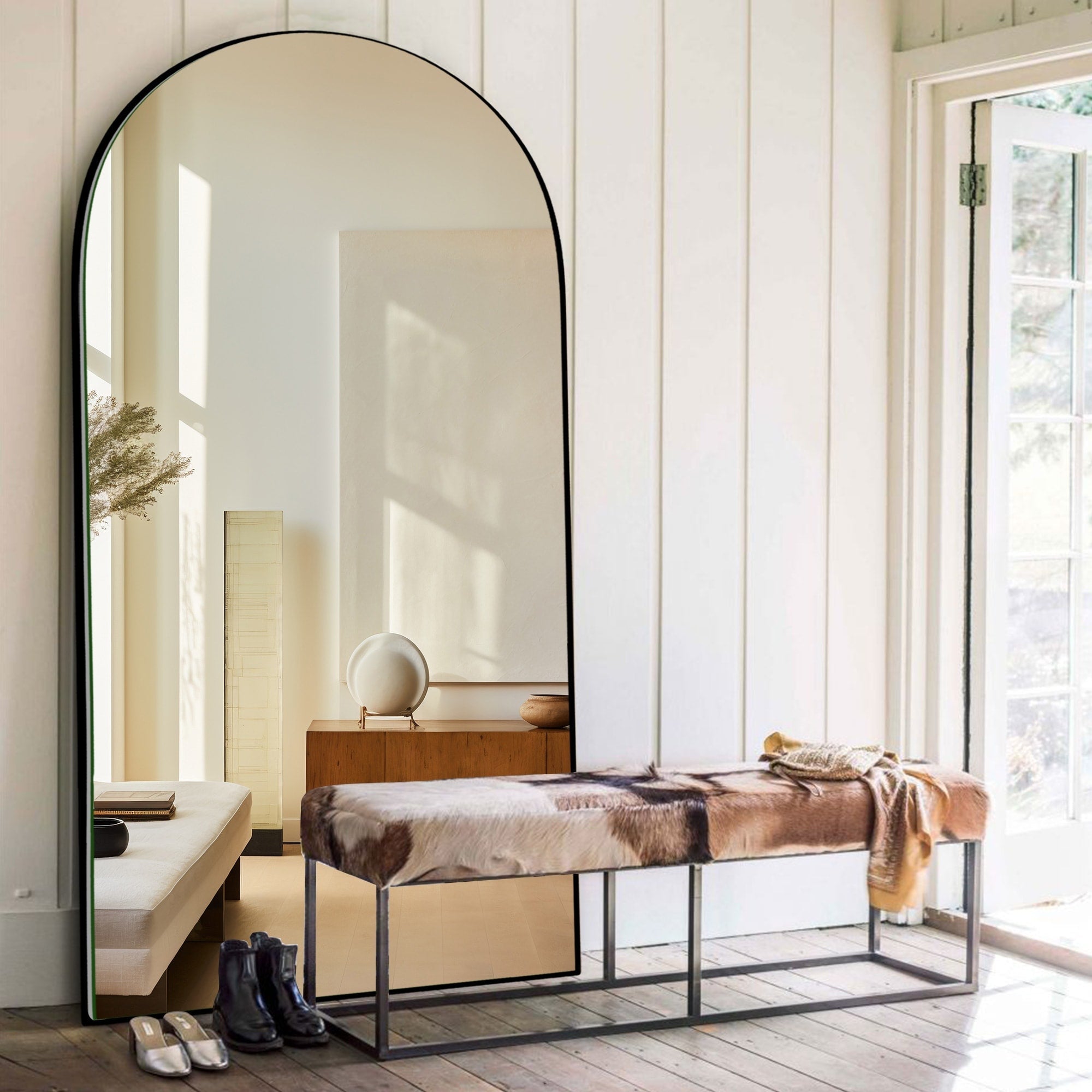 Miroir sur pied en bois moderne et arqué sur toute la longueur