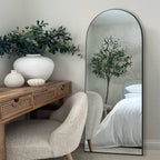 Miroir sur pied en bois moderne et arqué sur toute la longueur