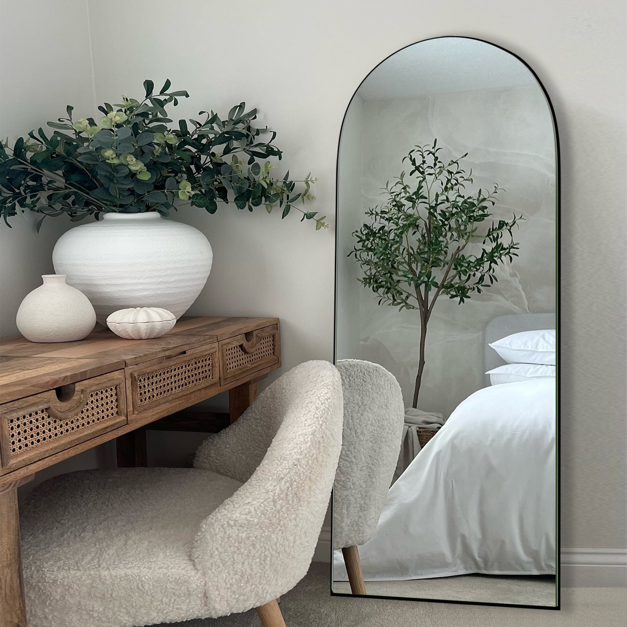 Miroir sur pied en bois moderne et arqué sur toute la longueur