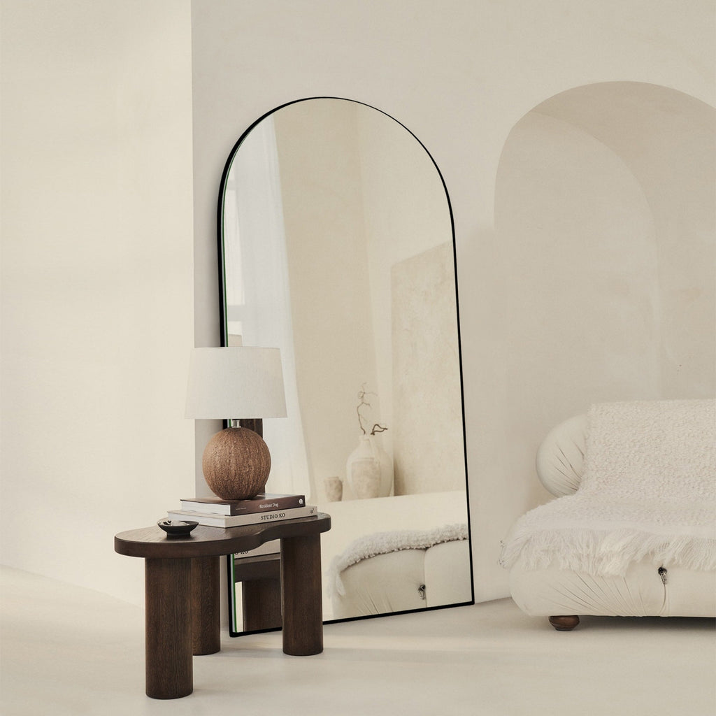 Miroir sur pied en bois moderne et arqué sur toute la longueur