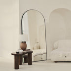 Miroir sur pied en bois moderne et arqué sur toute la longueur