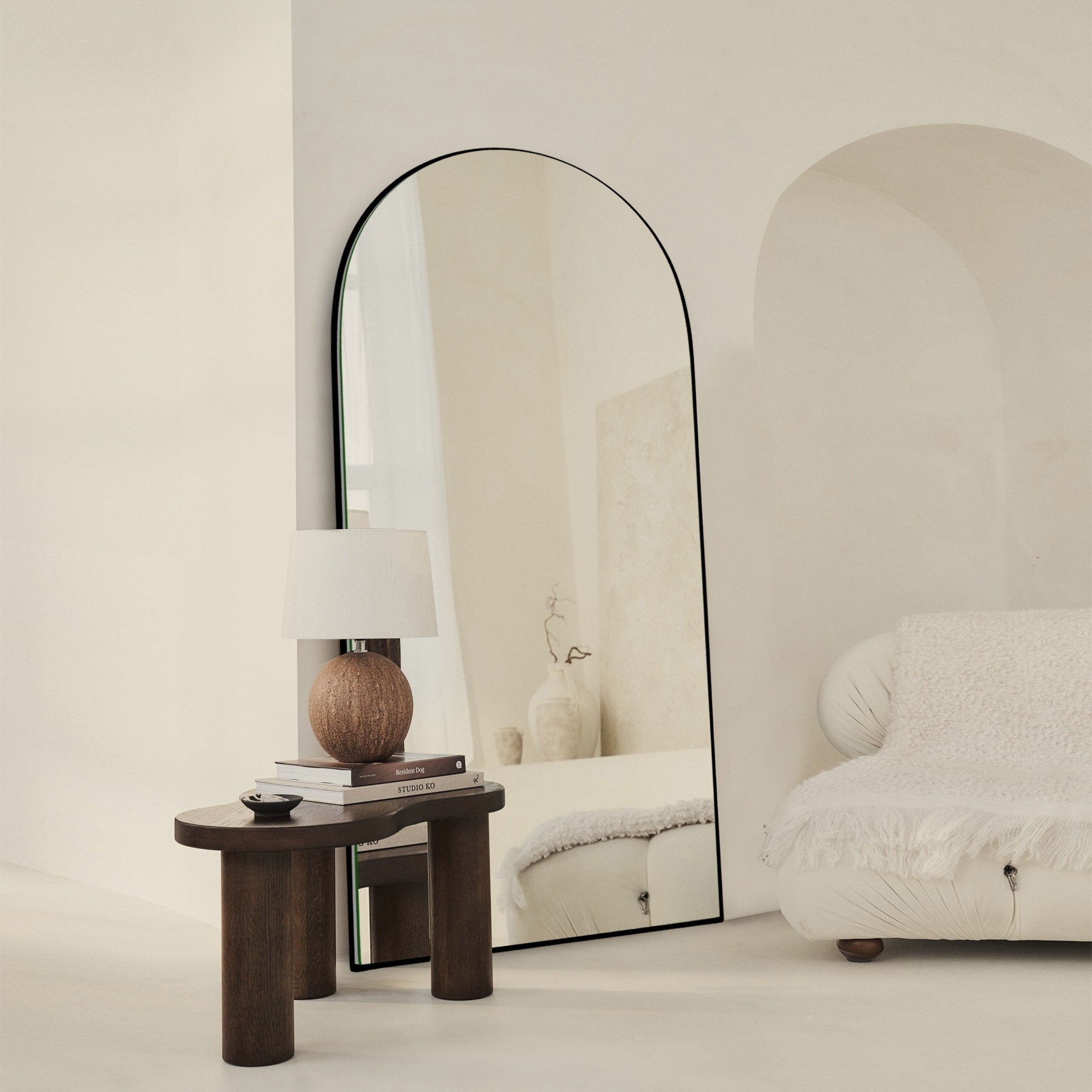 Miroir sur pied en bois moderne et arqué sur toute la longueur