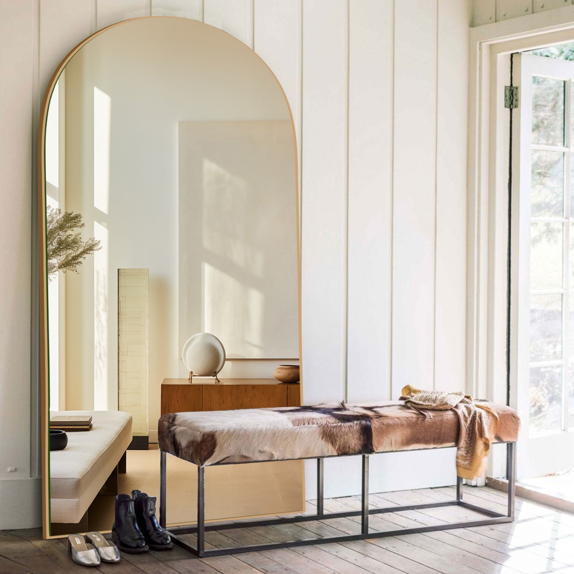 Miroir sur pied en bois moderne et arqué sur toute la longueur