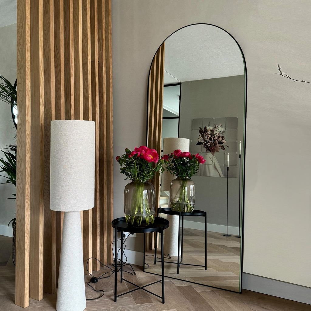 Miroir sur pied en bois moderne et arqué sur toute la longueur
