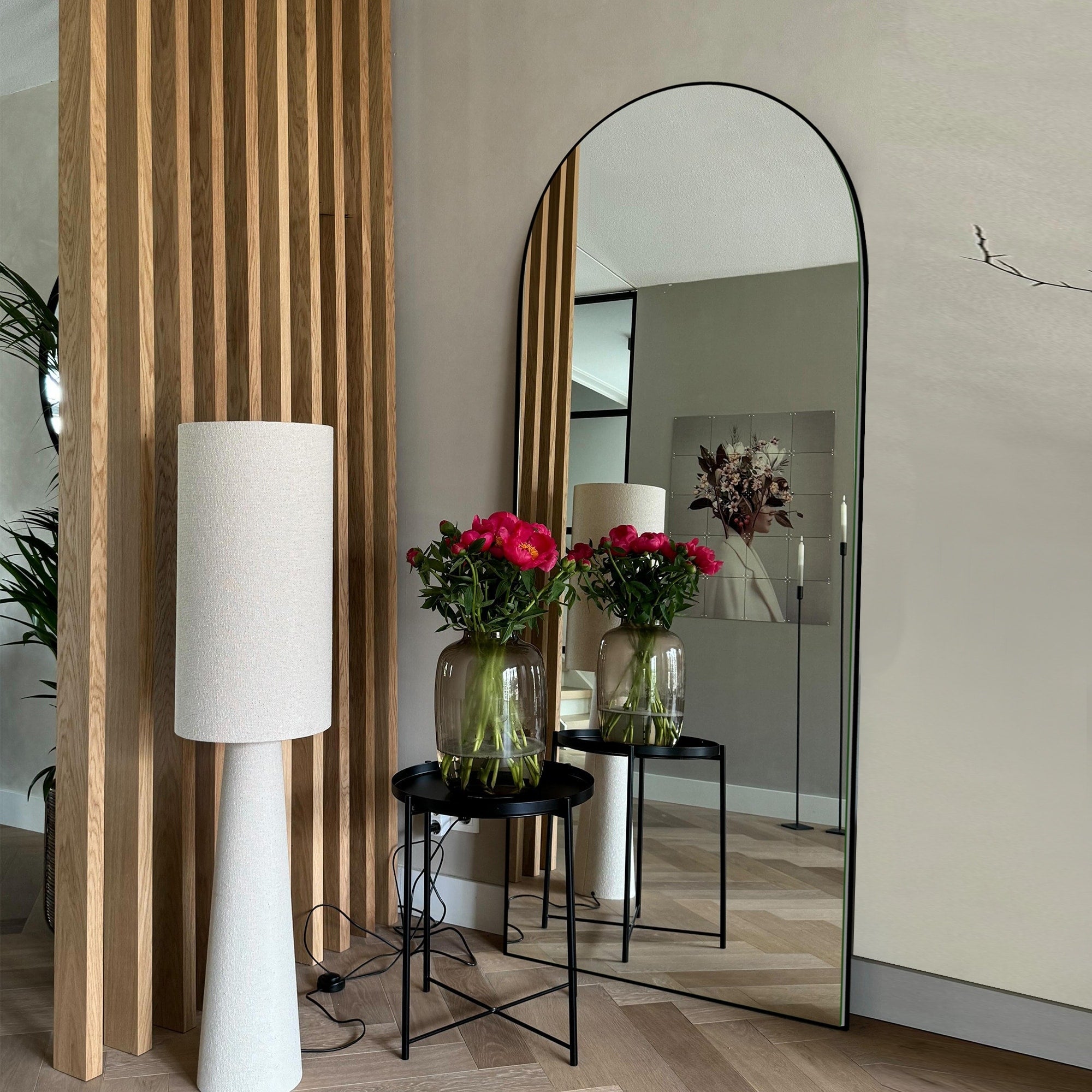 Miroir sur pied en bois moderne et arqué sur toute la longueur