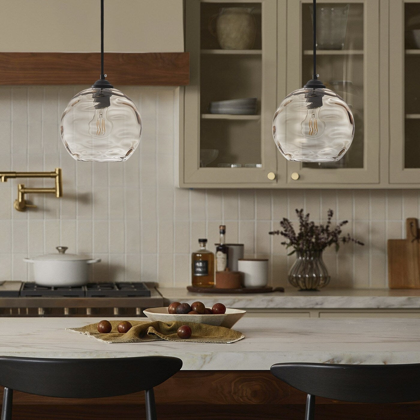 Lampe suspendue moderne noire à 1 lumière avec abat-jour en verre transparent ondulé