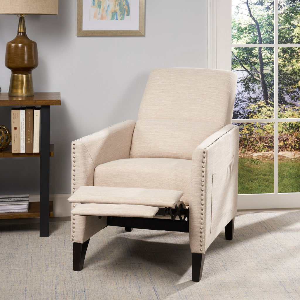 Fauteuil inclinable moderne en tissu avec repose-pieds, détails cloutés et pieds en bois de bouleau