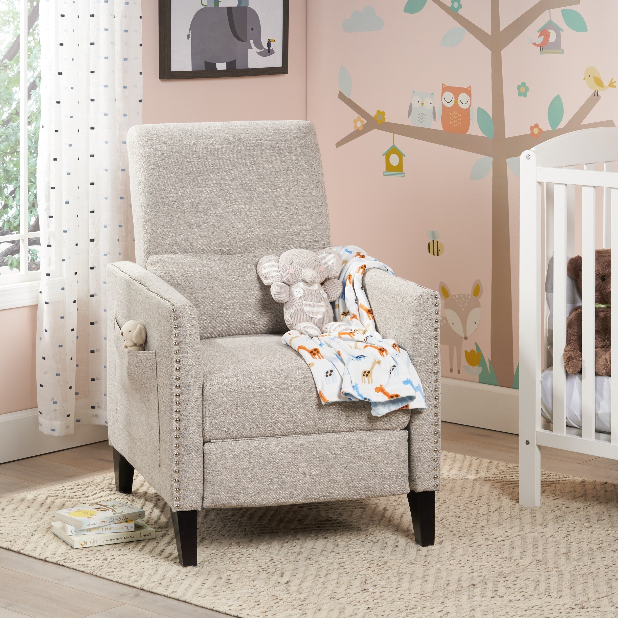 Fauteuil inclinable moderne en tissu avec repose-pieds, détails cloutés et pieds en bois de bouleau