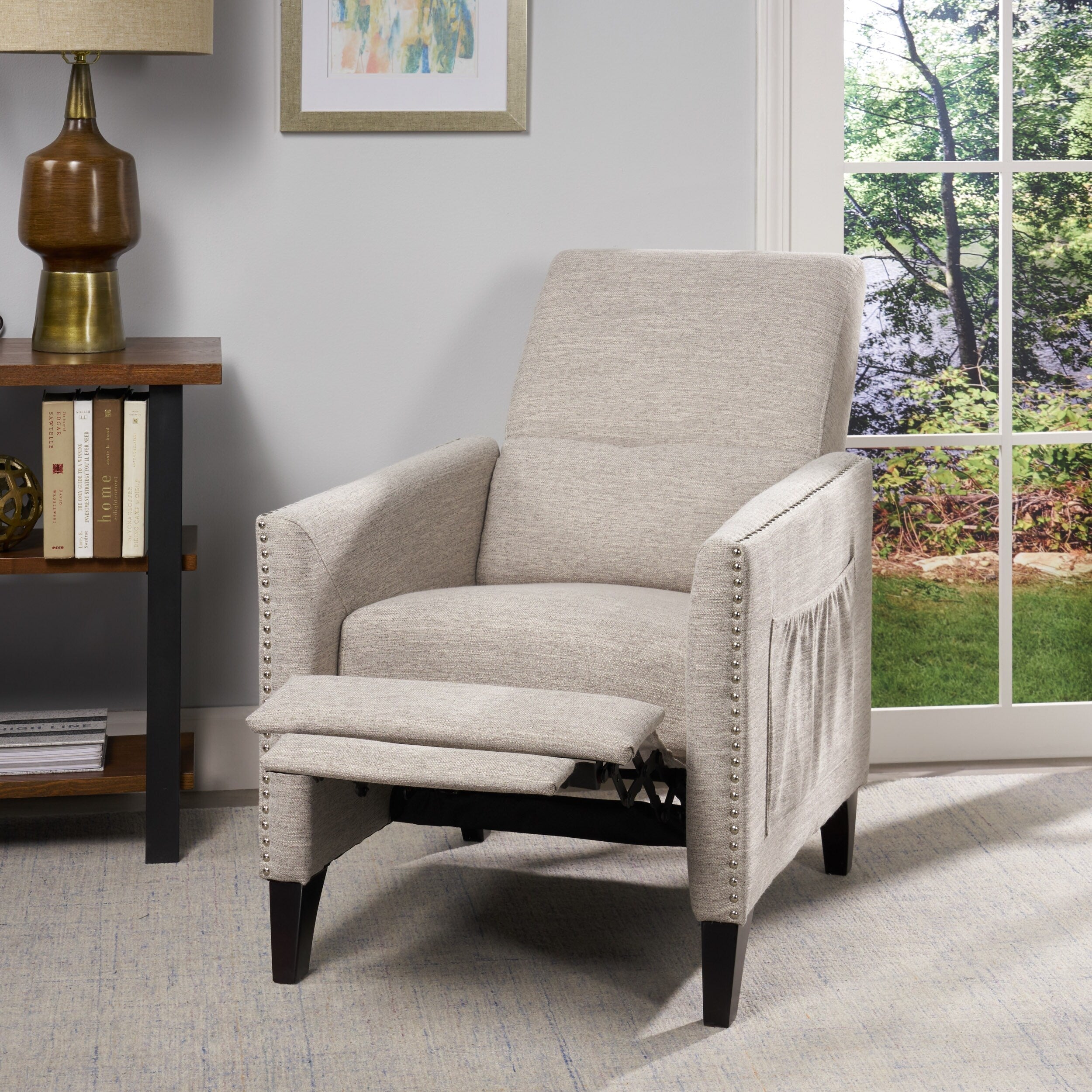 Fauteuil inclinable moderne en tissu avec repose-pieds, détails cloutés et pieds en bois de bouleau