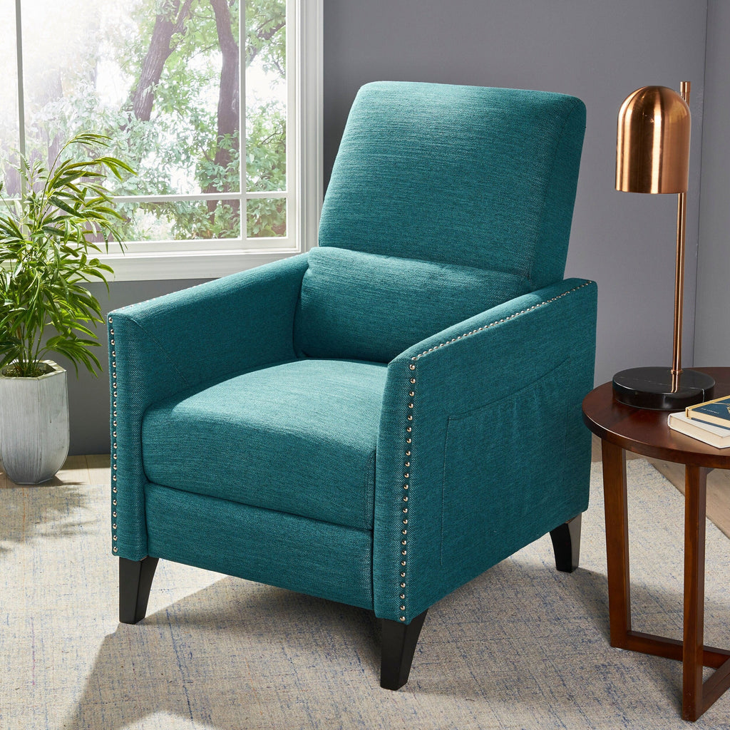 Fauteuil inclinable moderne en tissu avec repose-pieds, détails cloutés et pieds en bois de bouleau