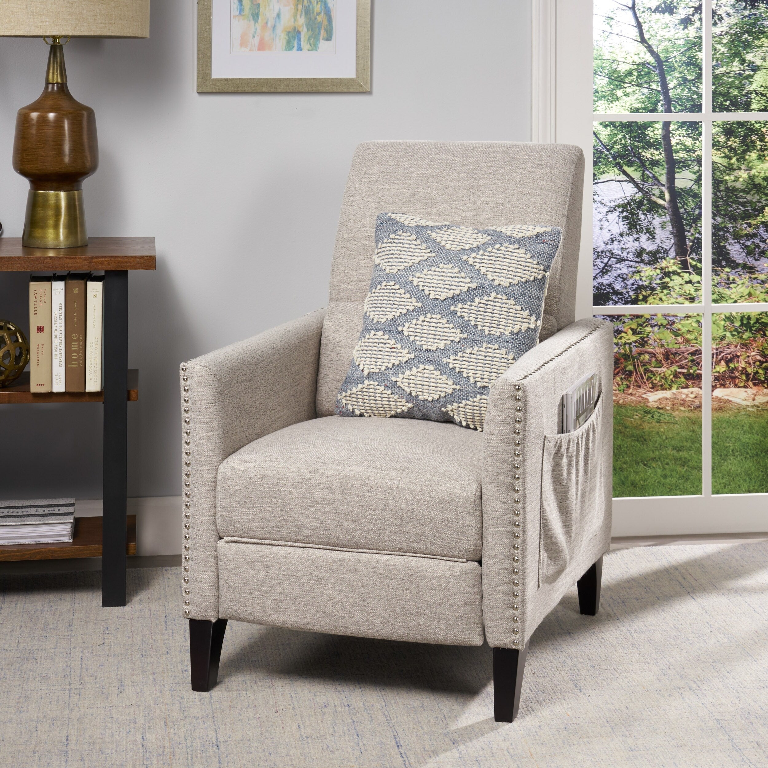 Fauteuil inclinable moderne en tissu avec repose-pieds, détails cloutés et pieds en bois de bouleau