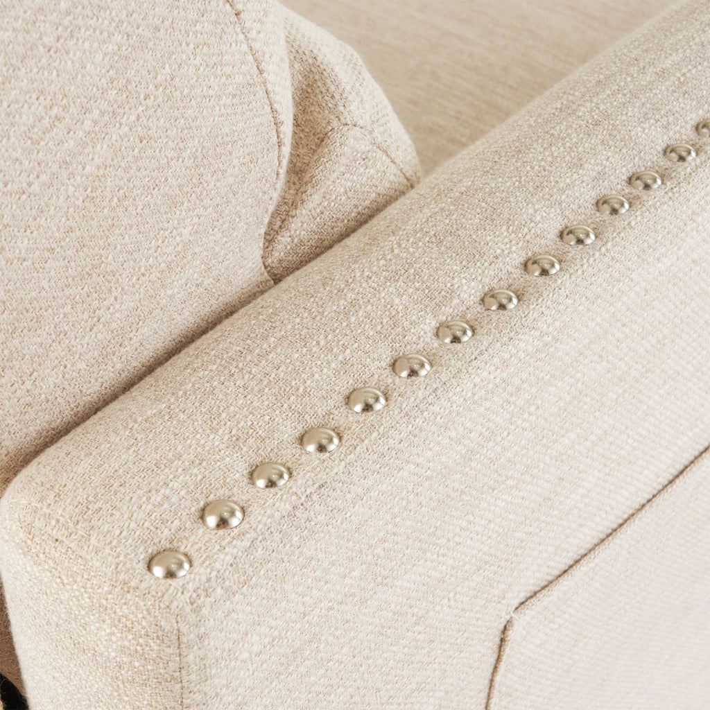 Fauteuil inclinable moderne en tissu avec repose-pieds, détails cloutés et pieds en bois de bouleau