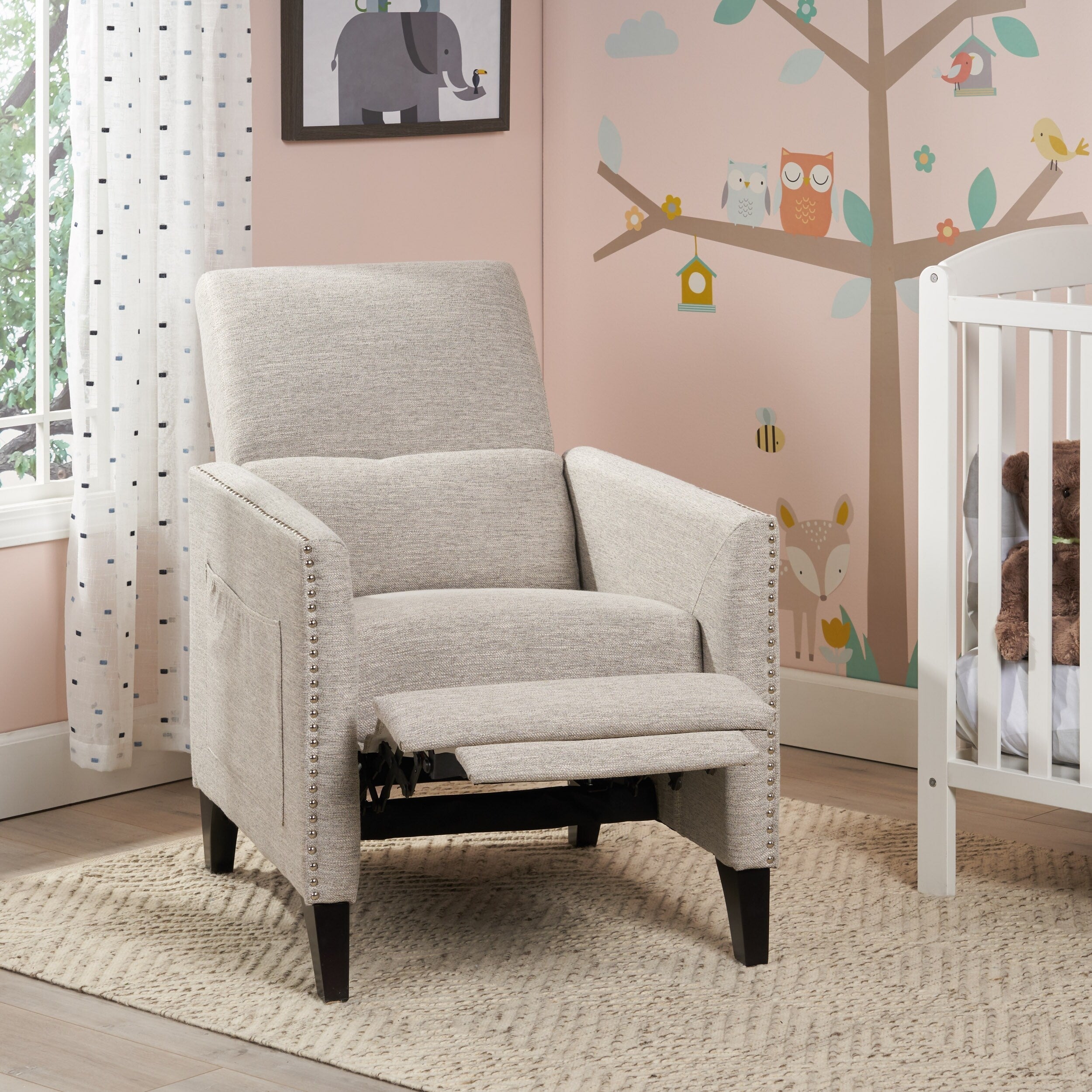 Fauteuil inclinable moderne en tissu avec repose-pieds, détails cloutés et pieds en bois de bouleau
