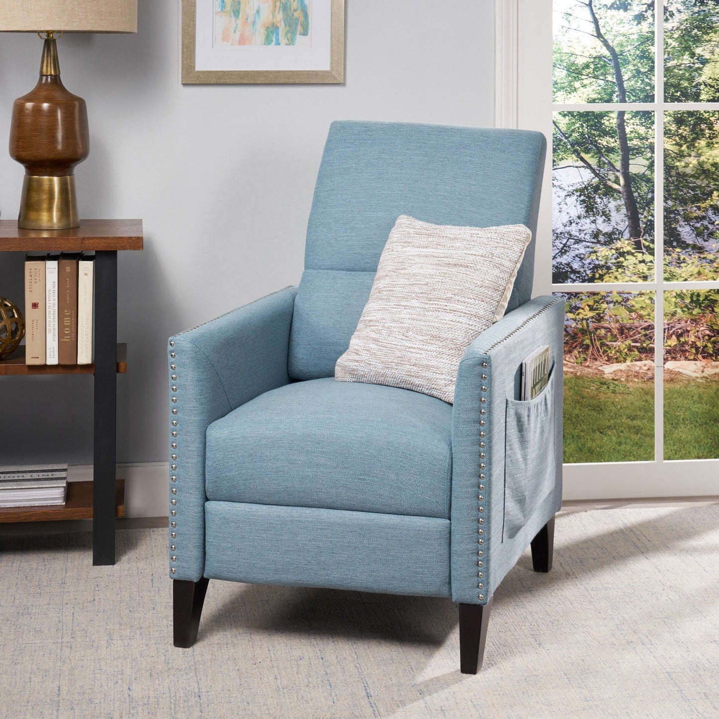 Fauteuil inclinable moderne en tissu avec repose-pieds, détails cloutés et pieds en bois de bouleau
