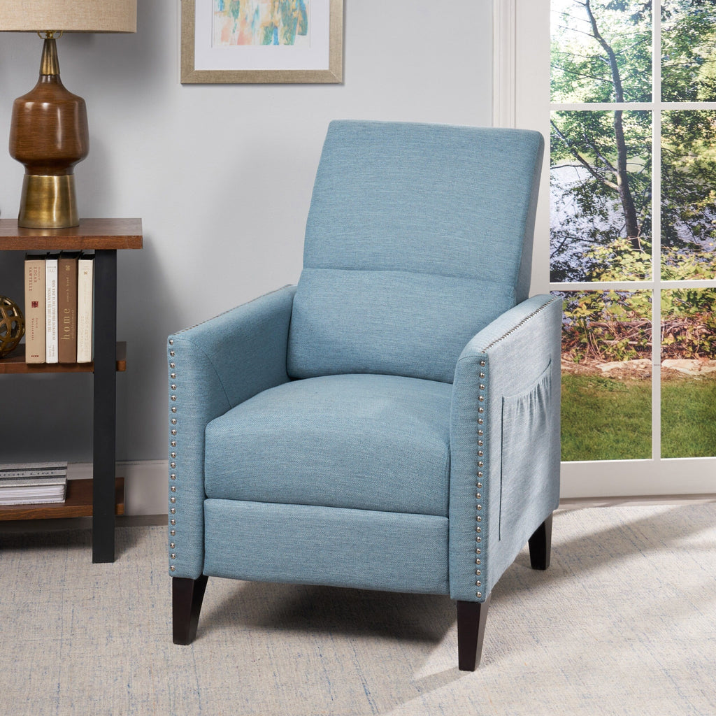 Fauteuil inclinable moderne en tissu avec repose-pieds, détails cloutés et pieds en bois de bouleau
