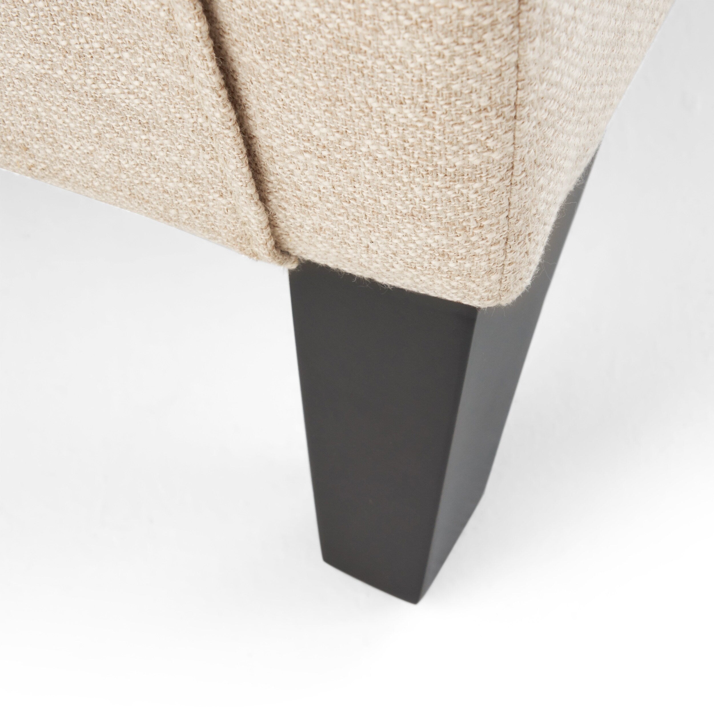 Fauteuil inclinable moderne en tissu avec repose-pieds, détails cloutés et pieds en bois de bouleau