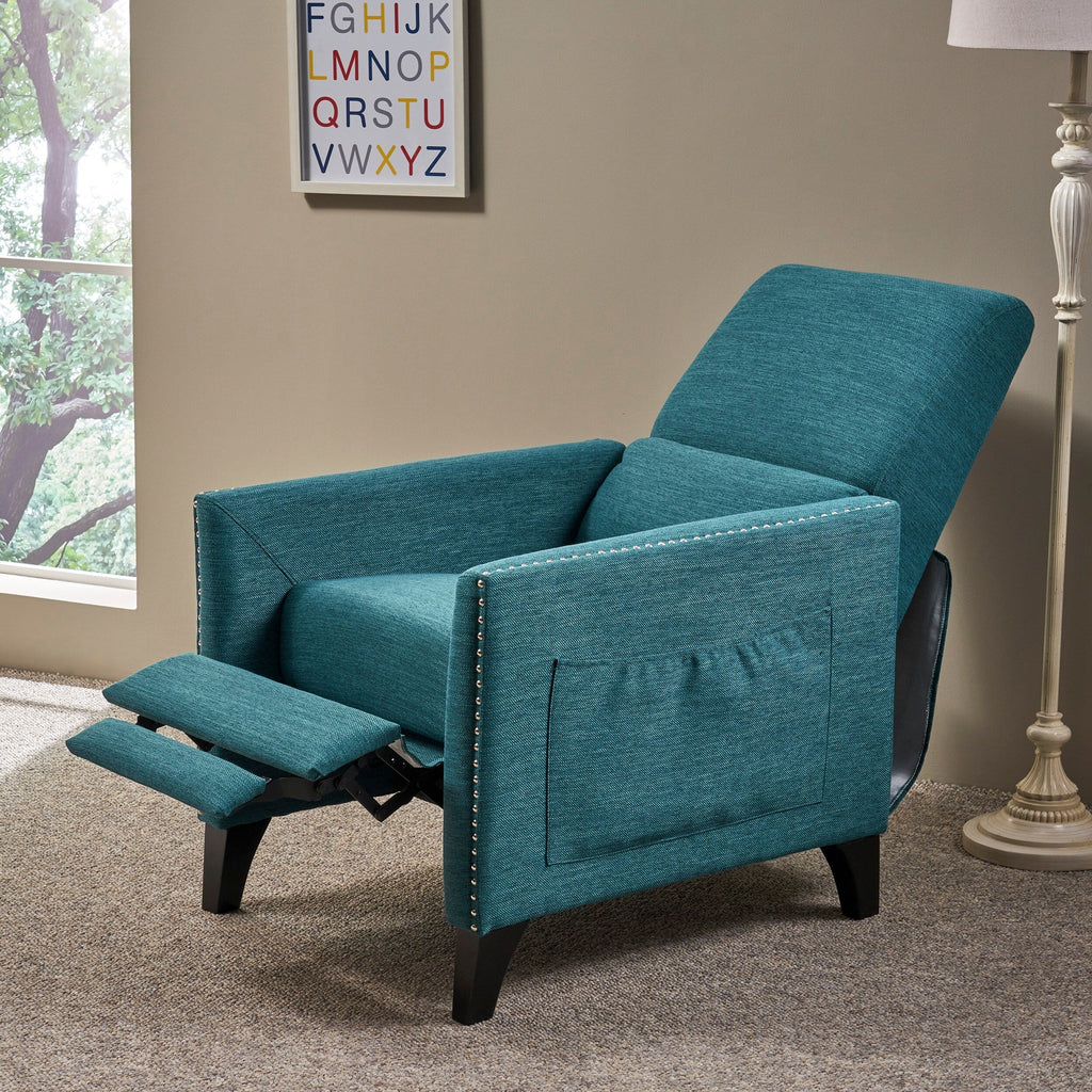 Fauteuil inclinable moderne en tissu avec repose-pieds, détails cloutés et pieds en bois de bouleau