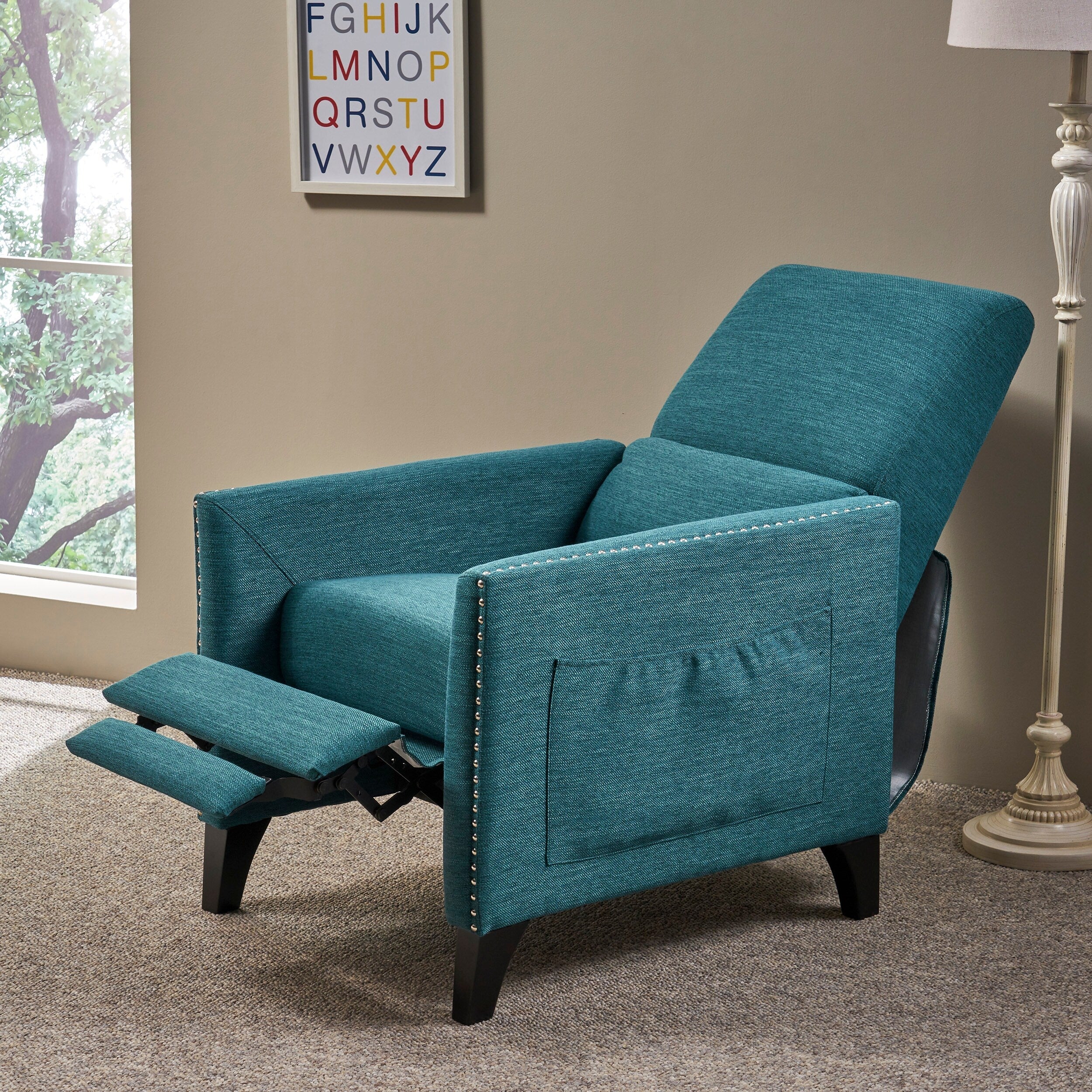 Fauteuil inclinable moderne en tissu avec repose-pieds, détails cloutés et pieds en bois de bouleau
