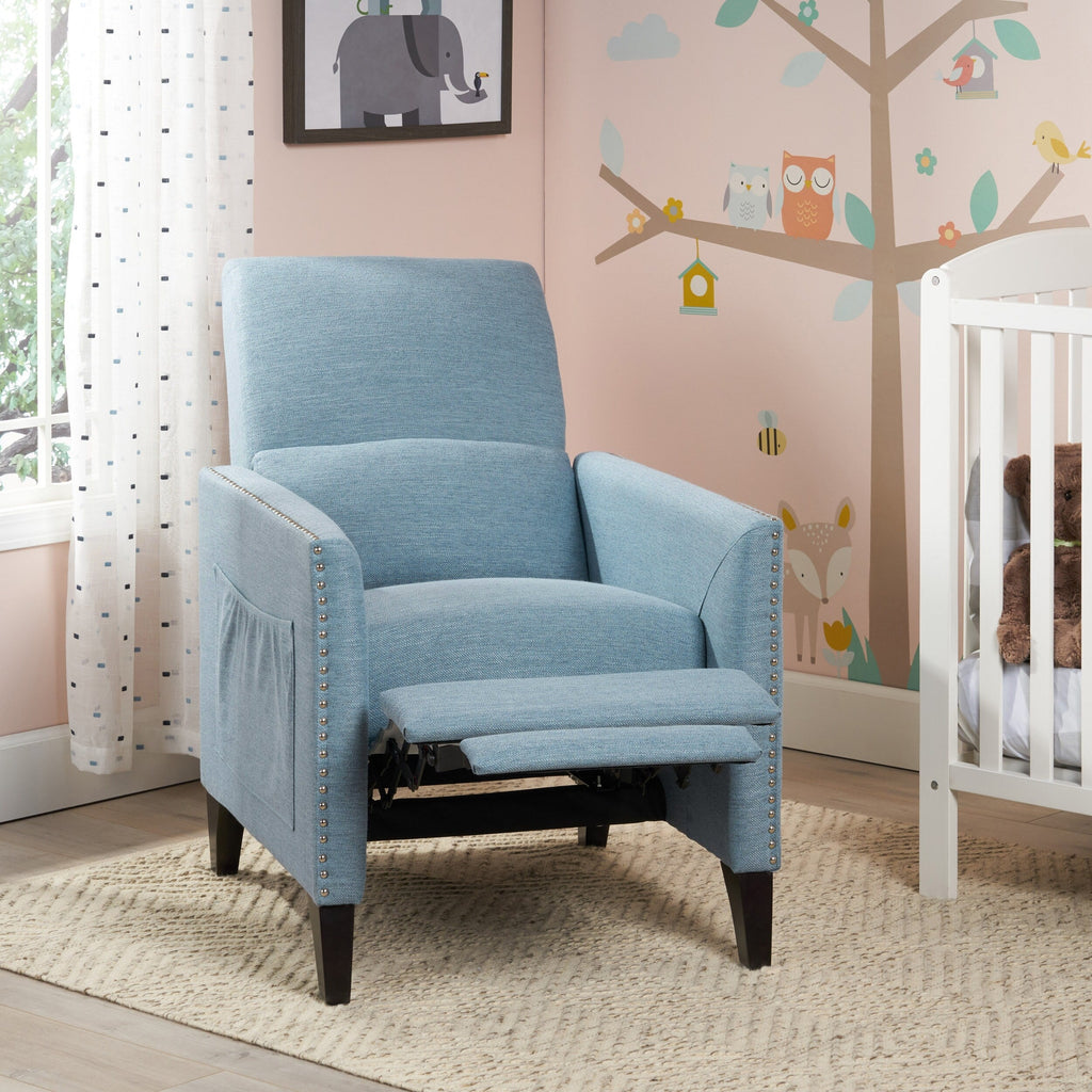 Fauteuil inclinable moderne en tissu avec repose-pieds, détails cloutés et pieds en bois de bouleau