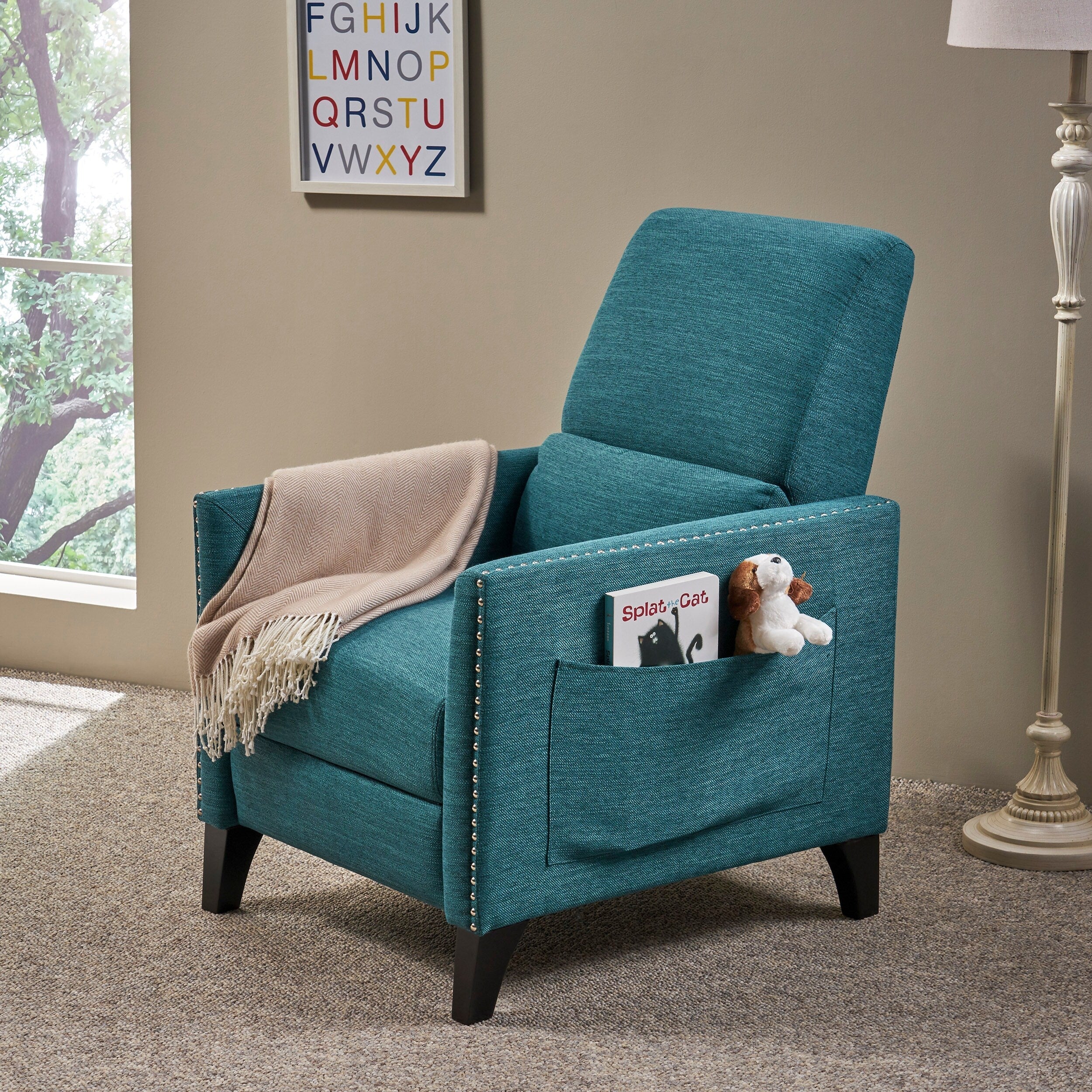 Fauteuil inclinable moderne en tissu avec repose-pieds, détails cloutés et pieds en bois de bouleau