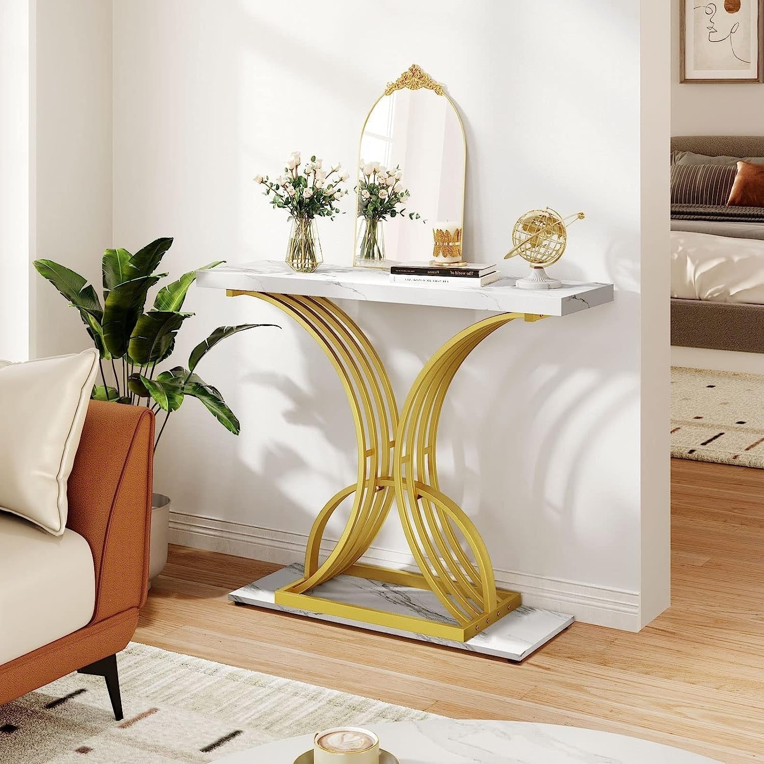 Console moderne dorée avec plateau en marbre pour entrée et couloir