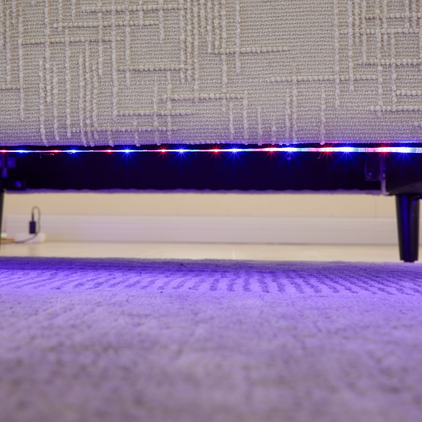Canapé 2 places en chenille de style moderne avec pieds en bois, éclairage LED, port de chargement USB et sac de rangement, pour salon, chambre, bureau