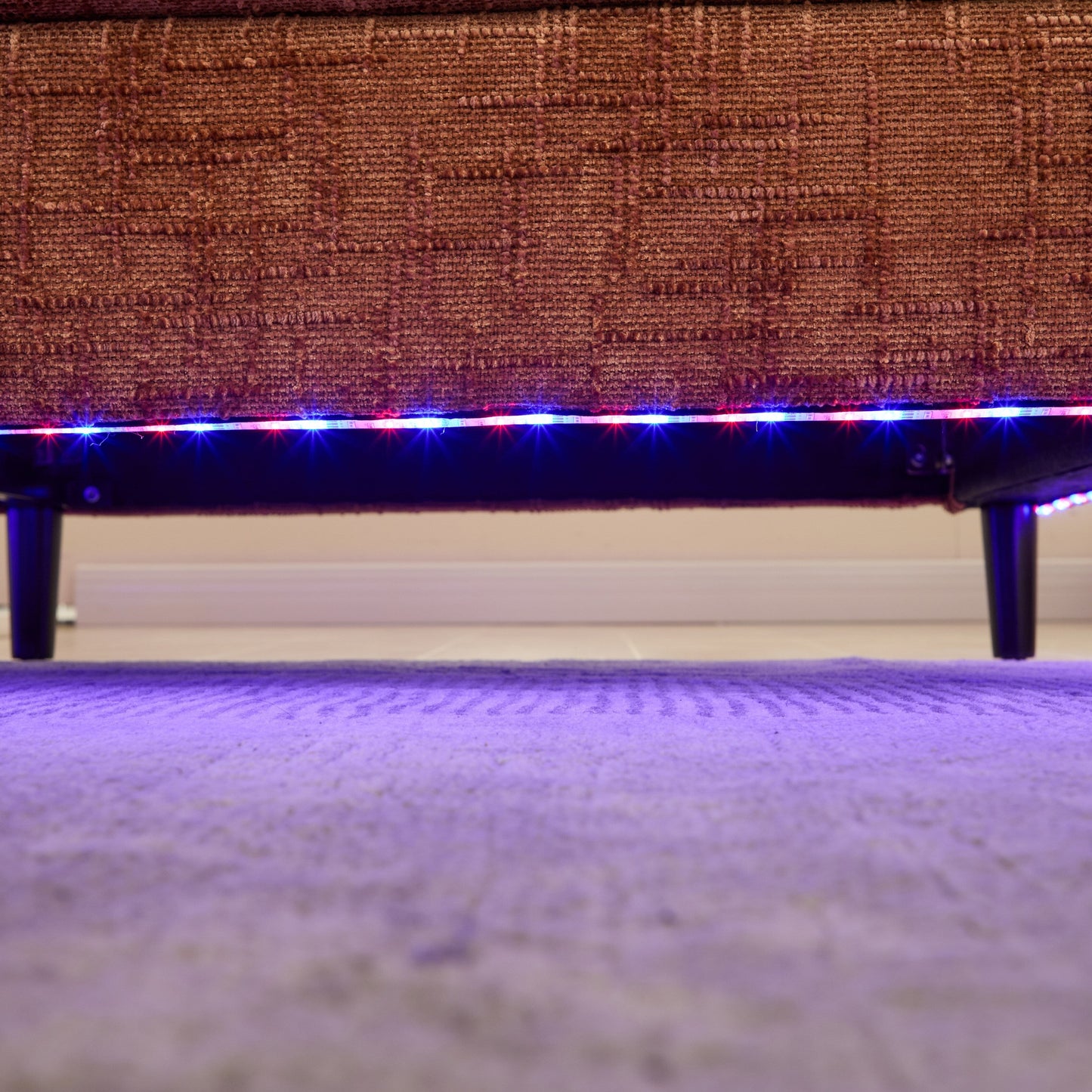 Canapé 2 places en chenille de style moderne avec pieds en bois, éclairage LED, port de chargement USB et sac de rangement, pour salon, chambre, bureau
