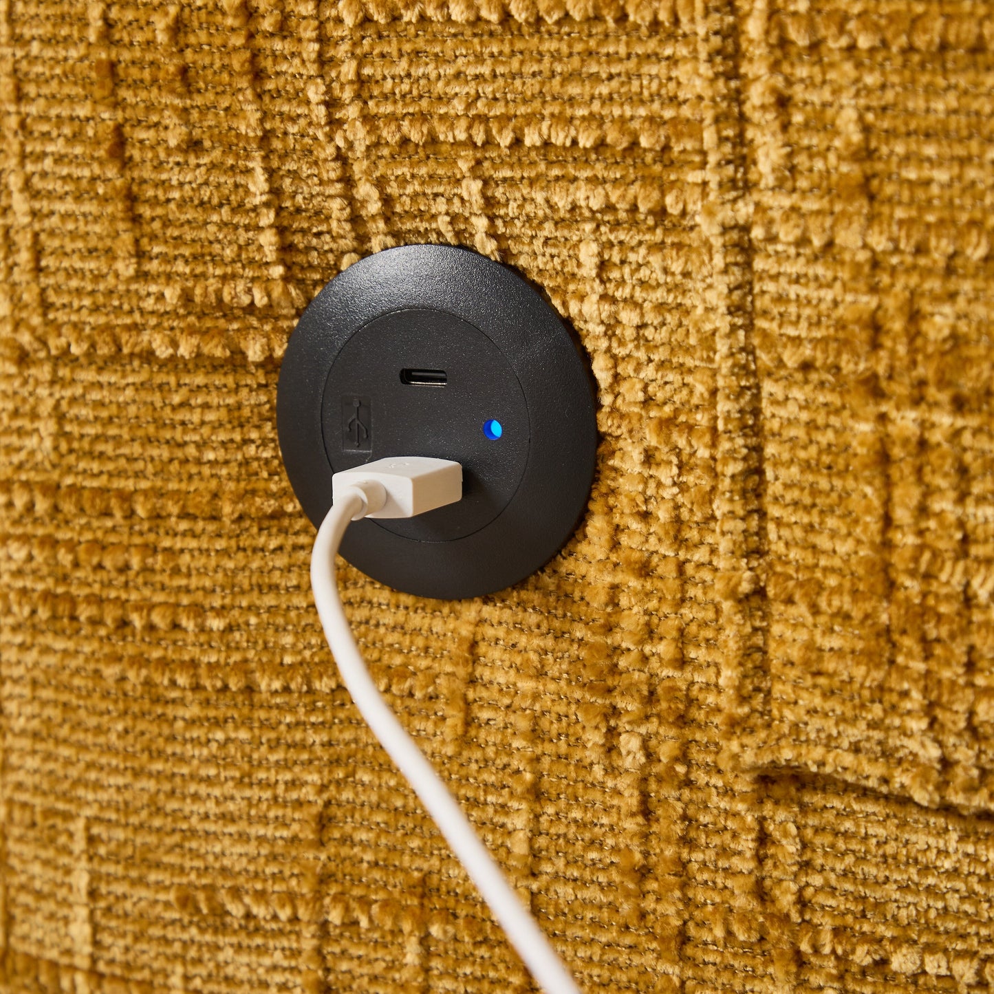 Canapé 2 places en chenille de style moderne avec pieds en bois, éclairage LED, port de chargement USB et sac de rangement, idéal pour le salon, la chambre à coucher ou le bureau.