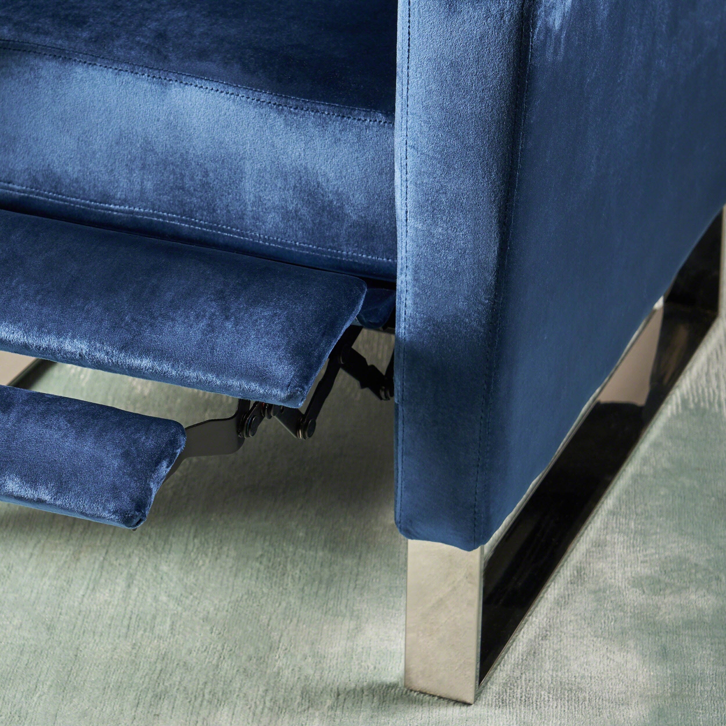 Fauteuil inclinable moderne rembourré en velours avec repose-pieds et pieds en acier inoxydable