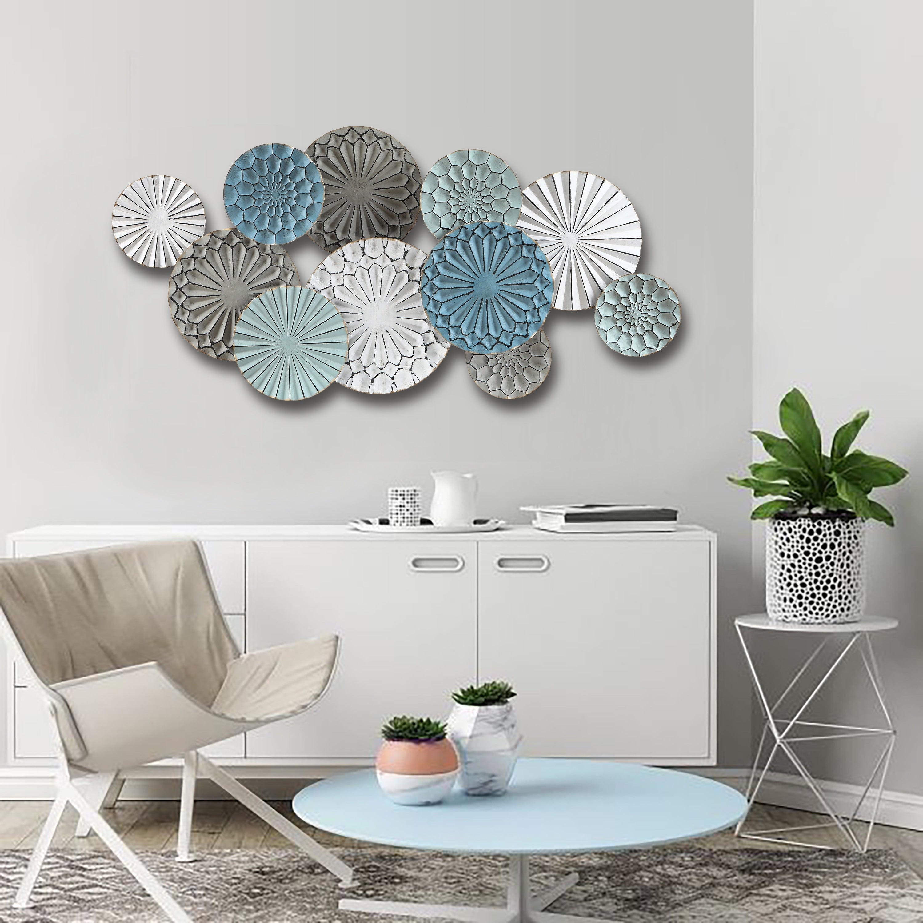 Décoration murale en métal multicolore avec assiettes florales superposées