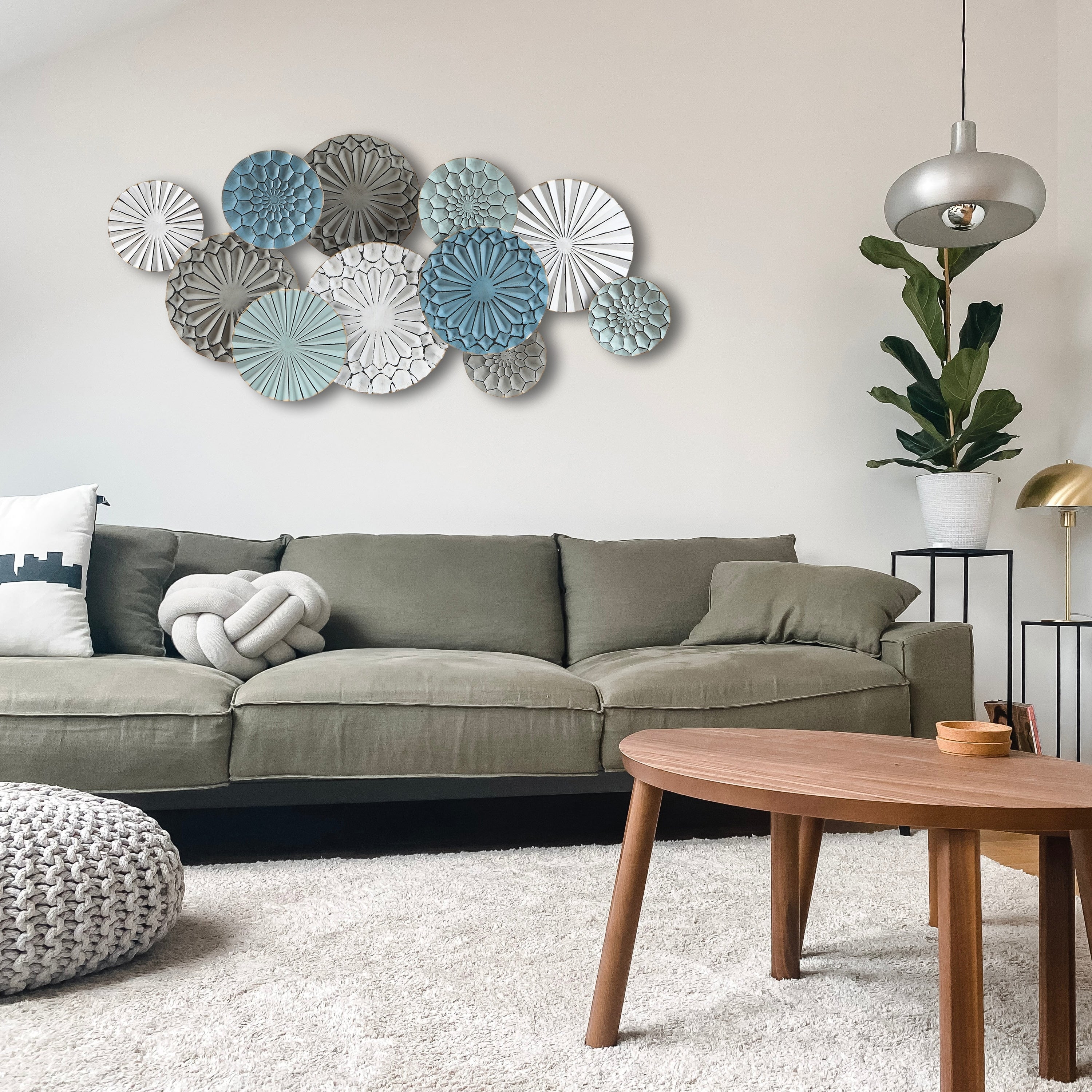 Décoration murale en métal multicolore avec assiettes florales superposées