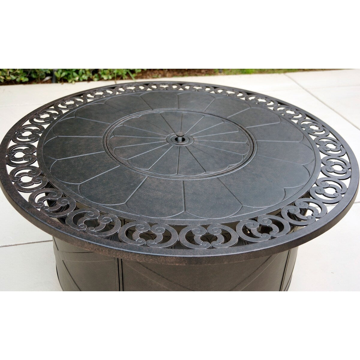Ensemble de conversation Nassau 4 pièces pour patio avec foyer au propane, causeuse, coussins, table de discussion ronde de 47 po et verre à feu