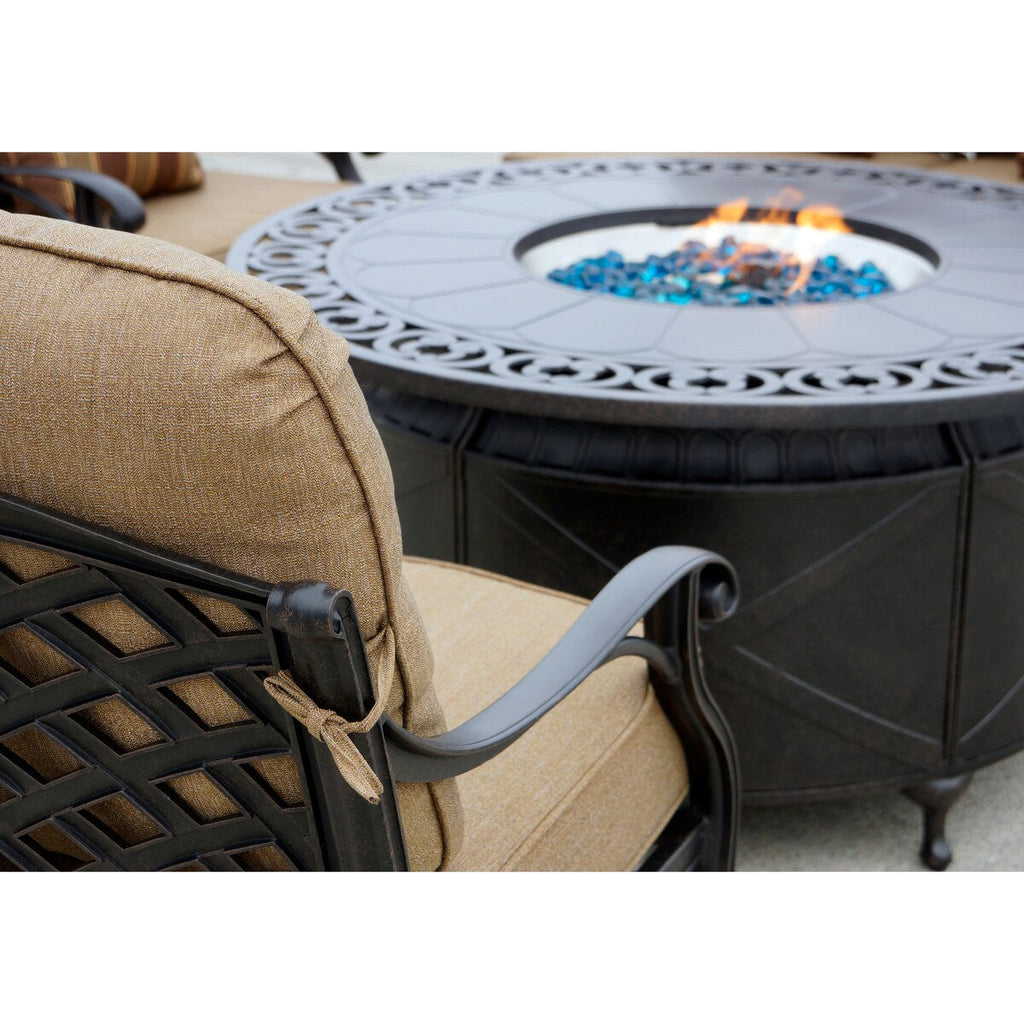 Ensemble de conversation Nassau 4 pièces pour patio avec foyer au propane, causeuse, coussins, table de discussion ronde de 47 po et verre à feu