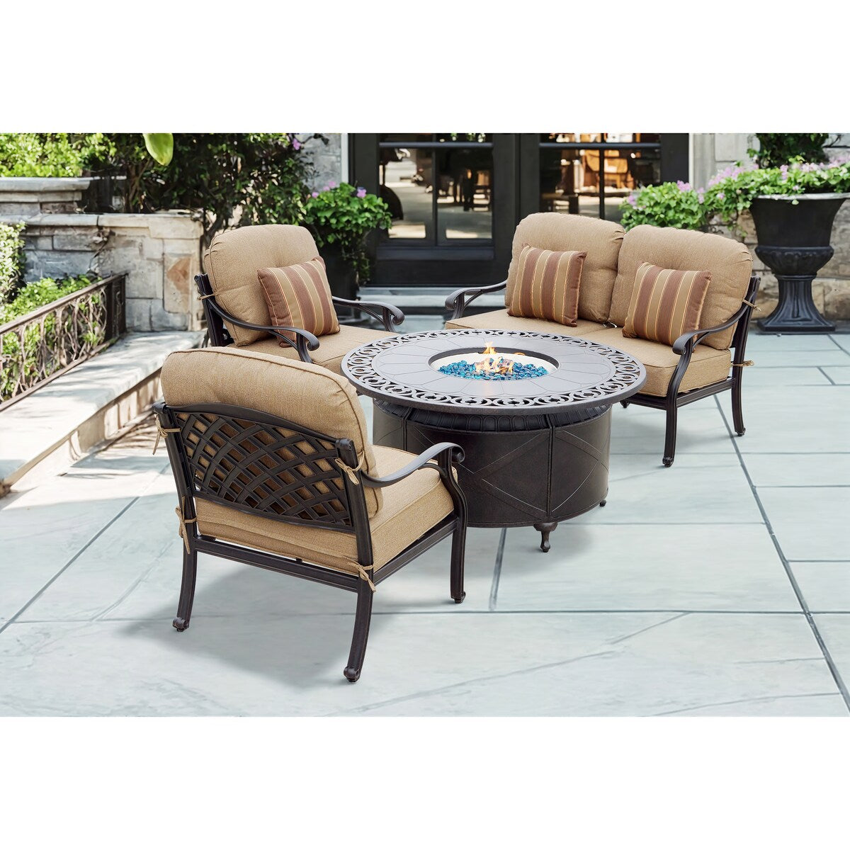 Ensemble de conversation Nassau 4 pièces pour patio avec foyer au propane, causeuse, coussins, table de discussion ronde de 47 po et verre à feu