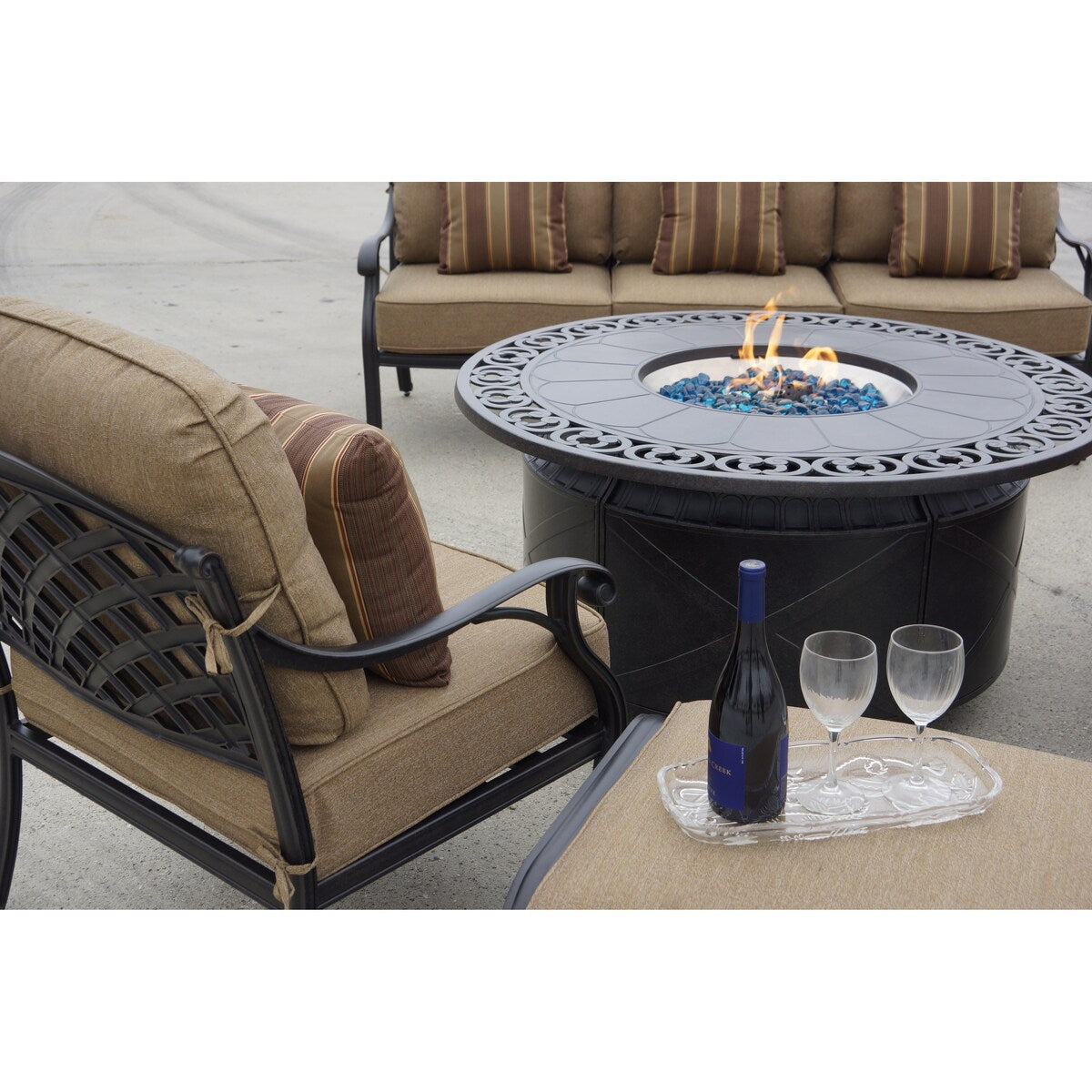Ensemble de 5 sièges profonds pour foyer extérieur au propane Nassau avec coussins, table de discussion ronde de 47 po et verre à feu