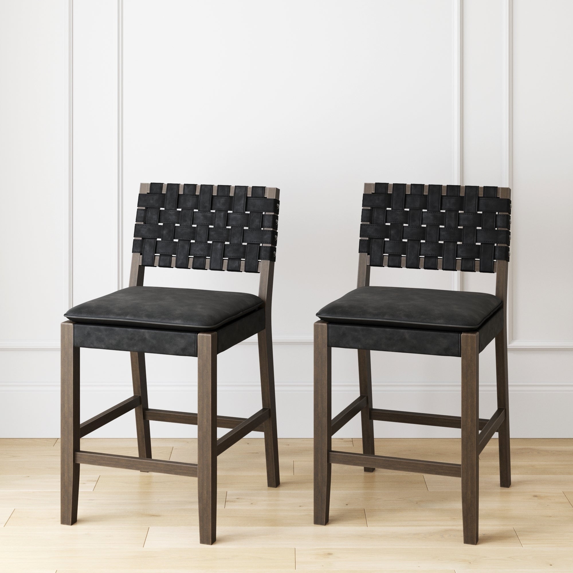 Tabouret de bar ou de comptoir en similicuir Nathan James Cohen, structure en bois massif avec repose-pieds et dossier en cuir tressé