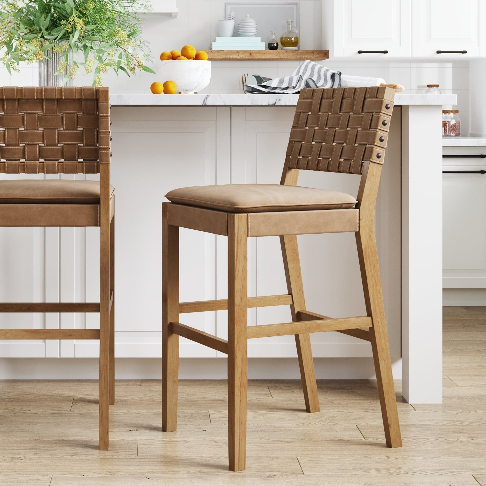 Tabouret de bar ou de comptoir en similicuir Nathan James Cohen, structure en bois massif avec repose-pieds et dossier en cuir tressé