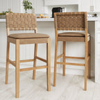 Tabouret de bar ou de comptoir en similicuir Nathan James Cohen, structure en bois massif avec repose-pieds et dossier en cuir tressé