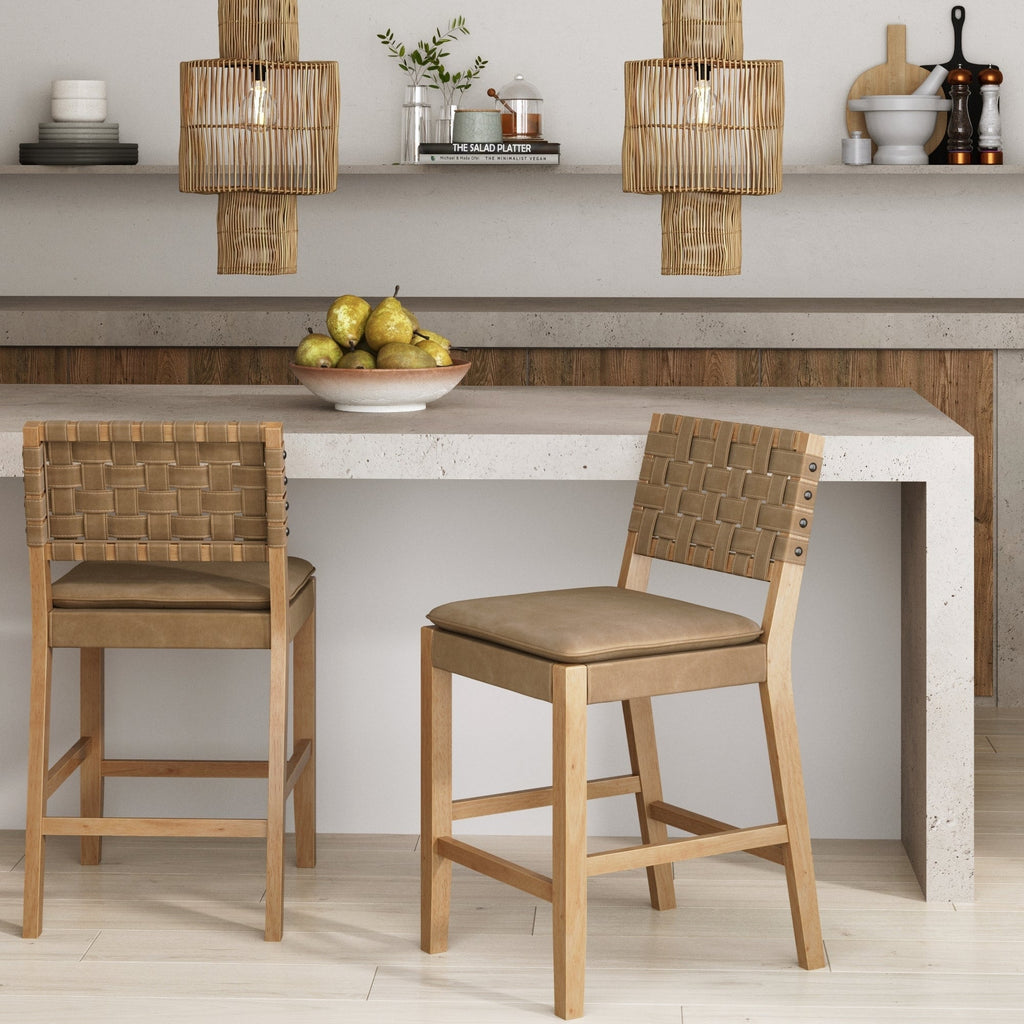Tabouret de bar ou de comptoir en similicuir Nathan James Cohen, structure en bois massif avec repose-pieds et dossier en cuir tressé