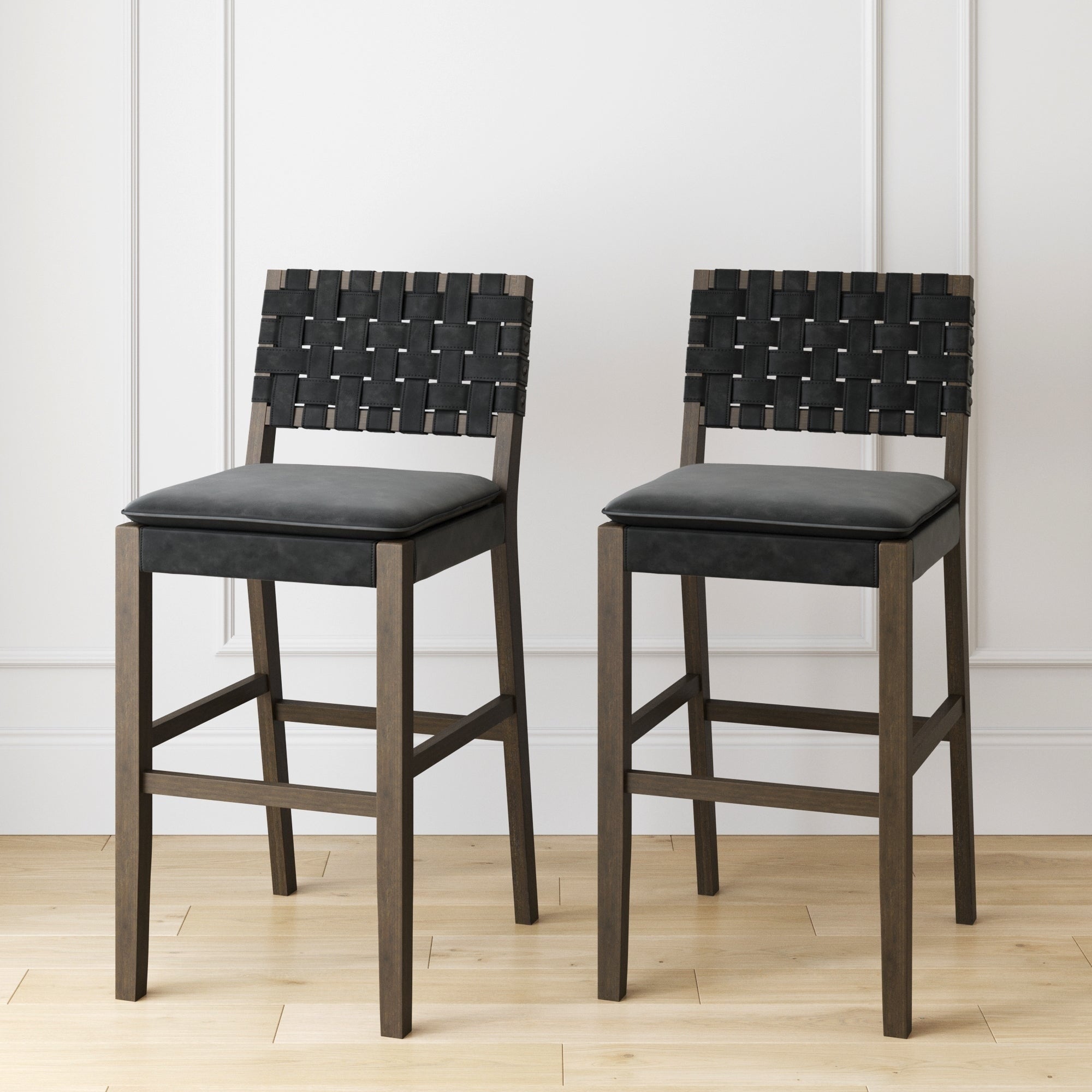 Tabouret de bar ou de comptoir en similicuir Nathan James Cohen, structure en bois massif avec repose-pieds et dossier en cuir tressé