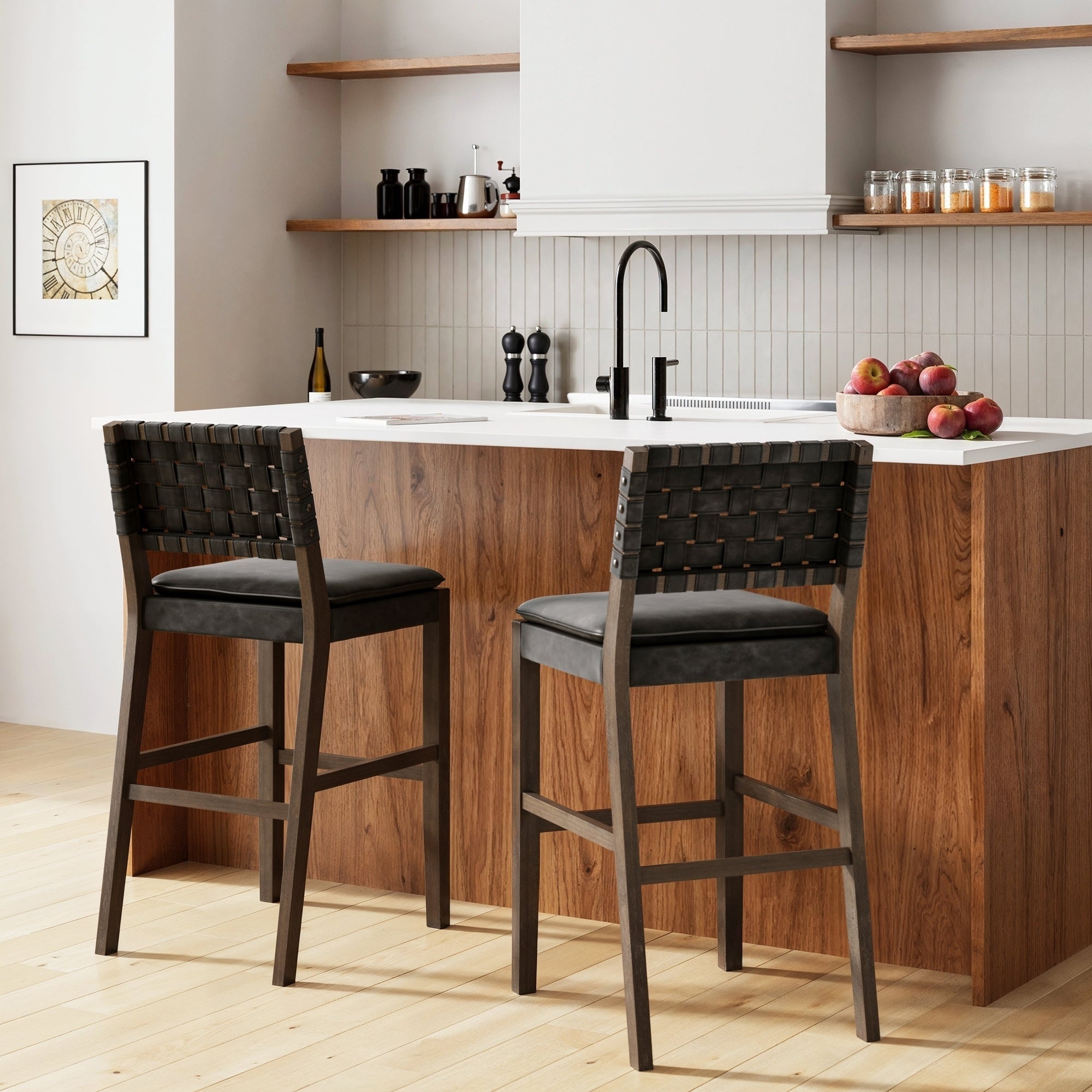 Tabouret de bar ou de comptoir en similicuir Nathan James Cohen, structure en bois massif avec repose-pieds et dossier en cuir tressé