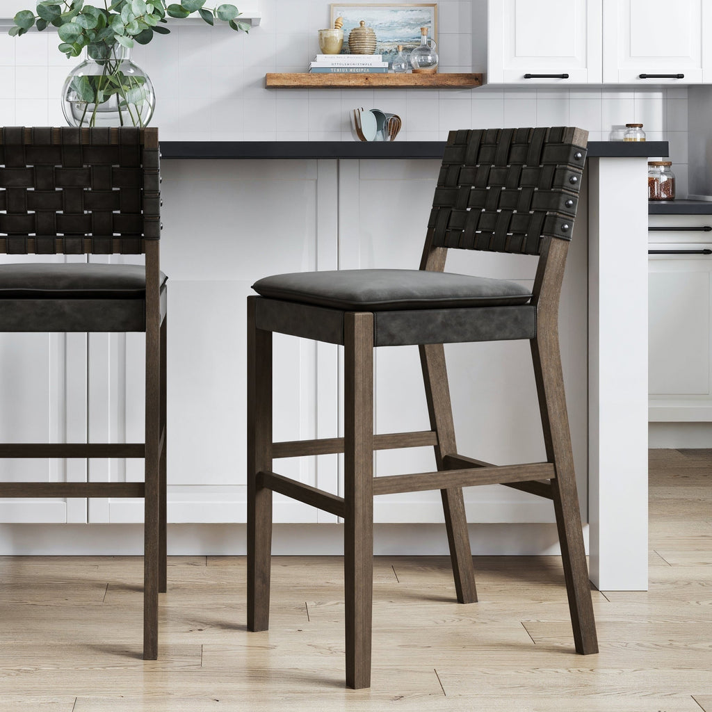 Tabouret de bar ou de comptoir en similicuir Nathan James Cohen, structure en bois massif avec repose-pieds et dossier en cuir tressé