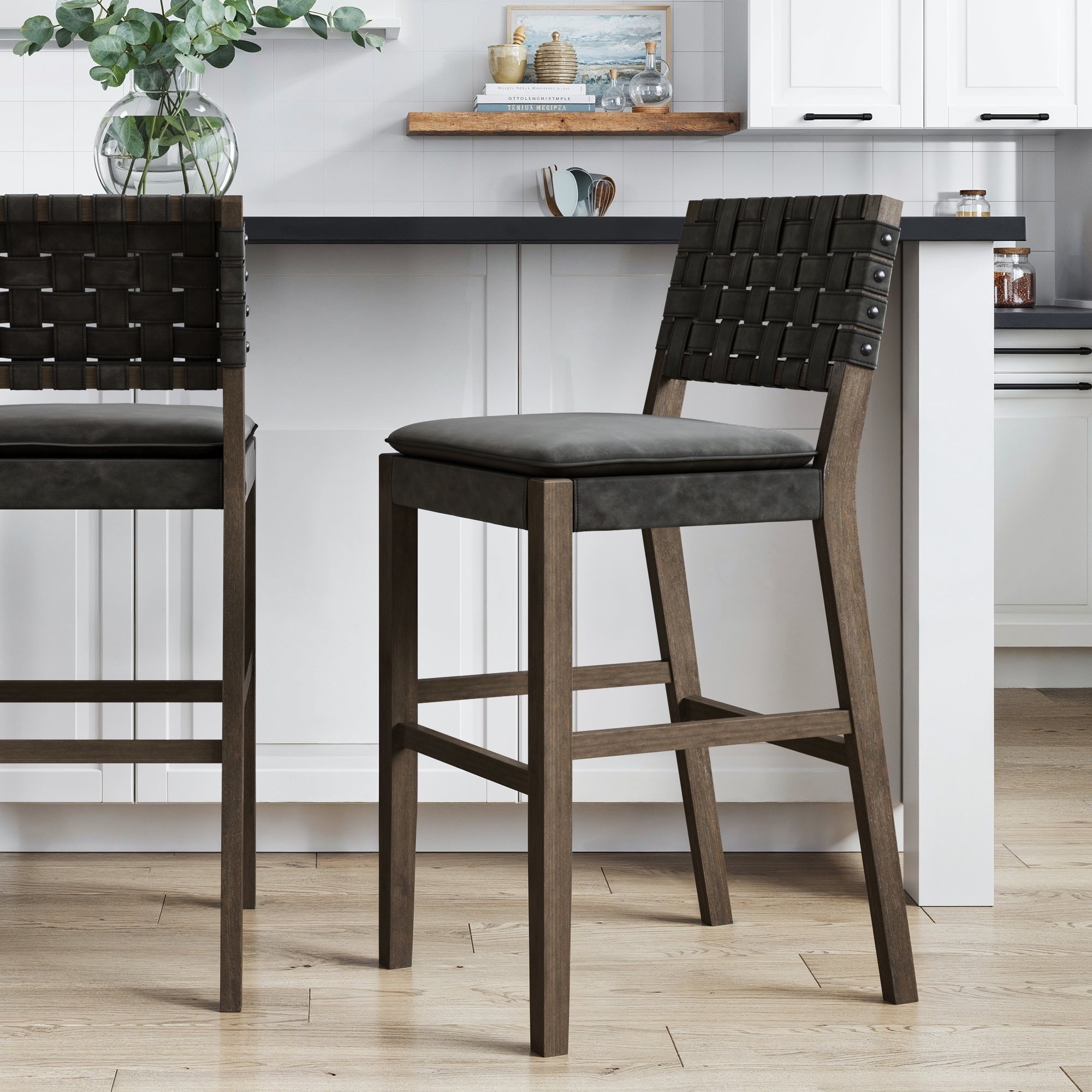 Tabouret de bar ou de comptoir en similicuir Nathan James Cohen, structure en bois massif avec repose-pieds et dossier en cuir tressé