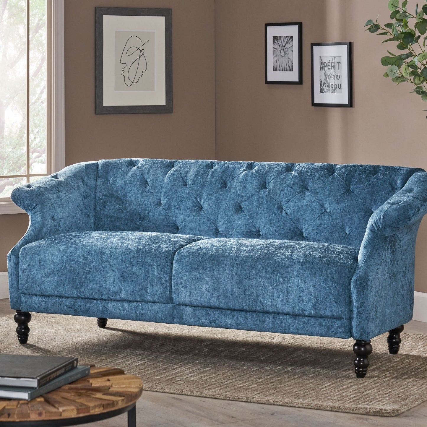 Canapé capitonné en velours bleu marine 75 avec accoudoirs évasés et assise profonde et pieds en bois pour le salon