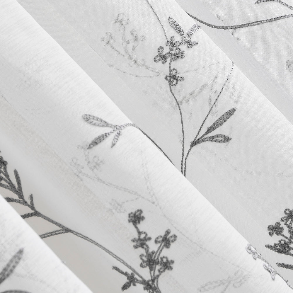 N° 918 Delia Rideau transparent à passe-tringle brodé floral