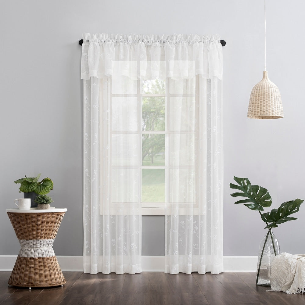 N° 918 Delia Rideau transparent à passe-tringle brodé floral